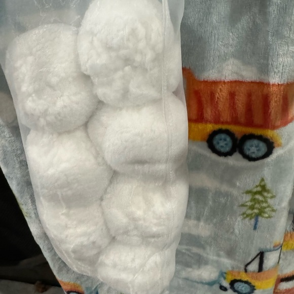KIDS TRUCK & TRACTORS THROW BLANKET W/ A SET OF 8 INDOOR SNOWBALLS PLUSH NEW - Picture 10 of 11
